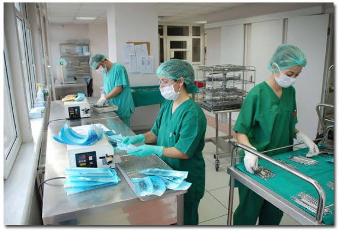 Ameliyathane Depoda Çalışan Sağlık Teknisyenleri ve Teknikerleri Neden “Riskli Birim” Sayılmıyor? Eşit İşe Eşit Ücret Nerede Kaldı?